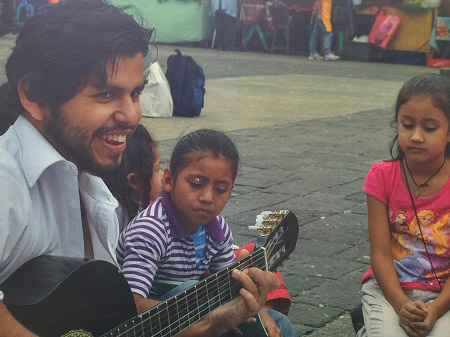グアテマラの子供と音楽